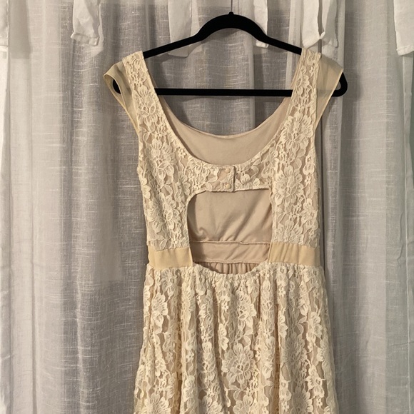 Short cream-coloured lace dress with back cut-out - Picture 2 of 3
